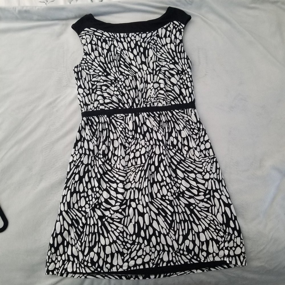 LOFT M Black and White Sleeveless Dress